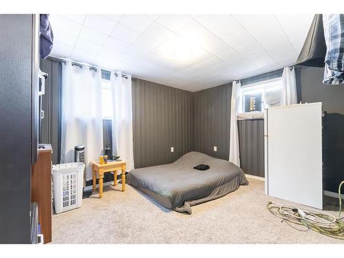 1961 15 Avenue Se, Medicine Hat, AB - Indoor Photo Showing Bedroom