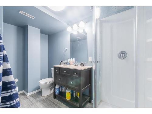 1961 15 Avenue Se, Medicine Hat, AB - Indoor Photo Showing Bathroom