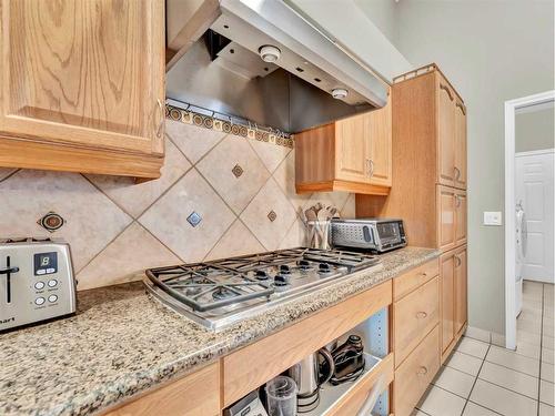 15 Taylor Mews Se, Medicine Hat, AB - Indoor Photo Showing Kitchen