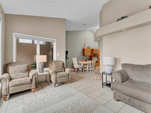 15 Taylor Mews Se, Medicine Hat, AB - Indoor Photo Showing Living Room