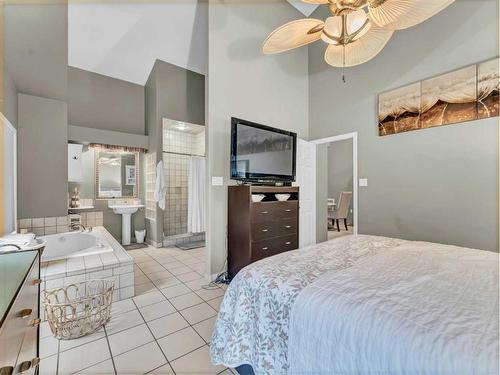 15 Taylor Mews Se, Medicine Hat, AB - Indoor Photo Showing Bedroom