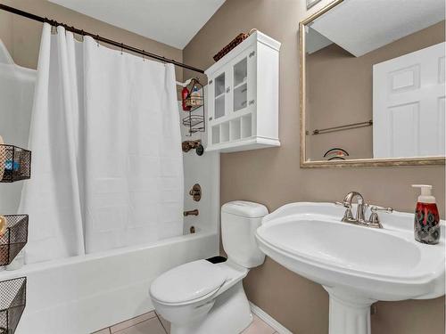 15 Taylor Mews Se, Medicine Hat, AB - Indoor Photo Showing Bathroom