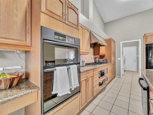 15 Taylor Mews Se, Medicine Hat, AB - Indoor Photo Showing Kitchen