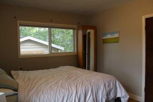 400 Centre Street East, Bow Island, AB - Indoor Photo Showing Bedroom