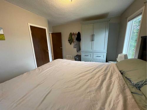 400 Centre Street East, Bow Island, AB - Indoor Photo Showing Bedroom