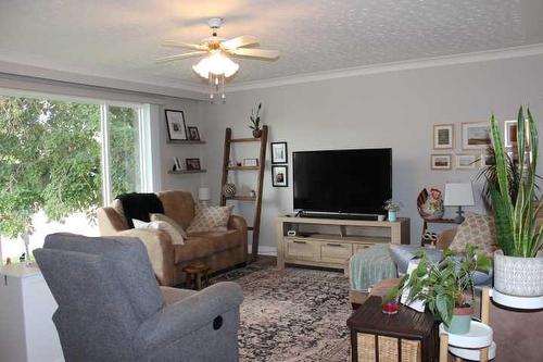 400 Centre Street East, Bow Island, AB - Indoor Photo Showing Living Room