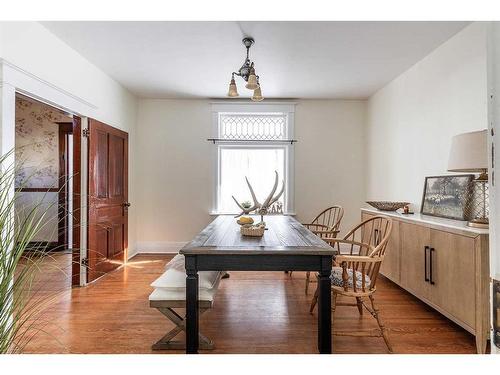 844A 4 Street Se, Medicine Hat, AB - Indoor Photo Showing Dining Room