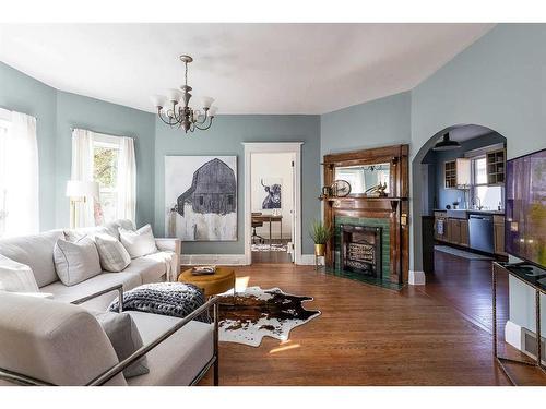 844A 4 Street Se, Medicine Hat, AB - Indoor Photo Showing Living Room