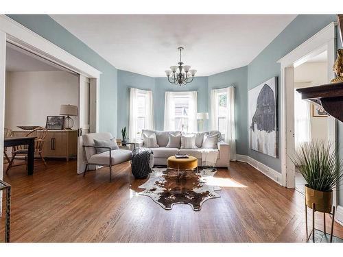 844A 4 Street Se, Medicine Hat, AB - Indoor Photo Showing Living Room