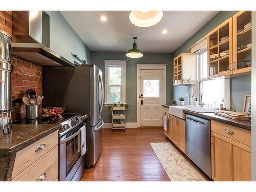 844A 4 Street Se, Medicine Hat, AB - Indoor Photo Showing Kitchen