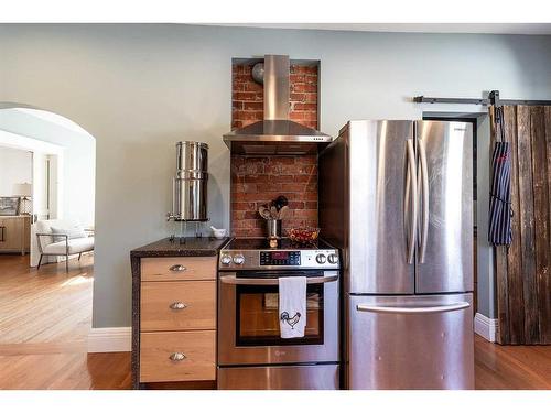 844A 4 Street Se, Medicine Hat, AB - Indoor Photo Showing Kitchen