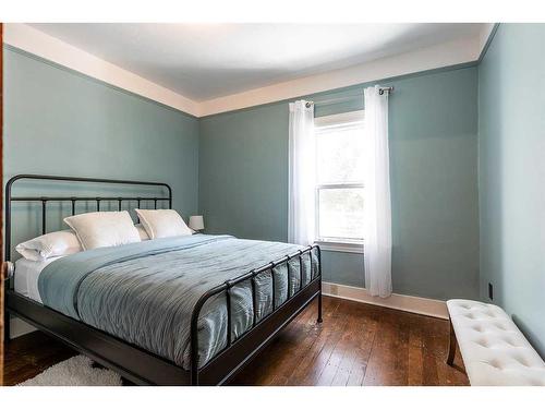 844A 4 Street Se, Medicine Hat, AB - Indoor Photo Showing Bedroom