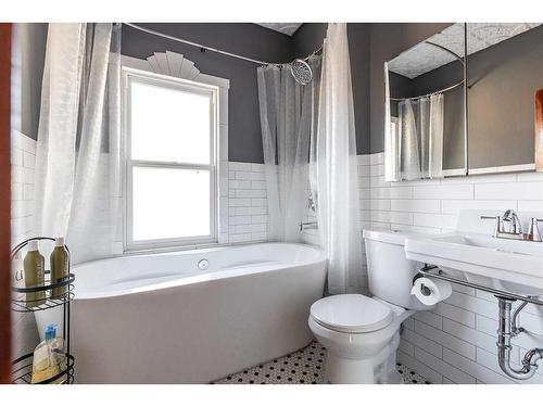 844A 4 Street Se, Medicine Hat, AB - Indoor Photo Showing Bathroom