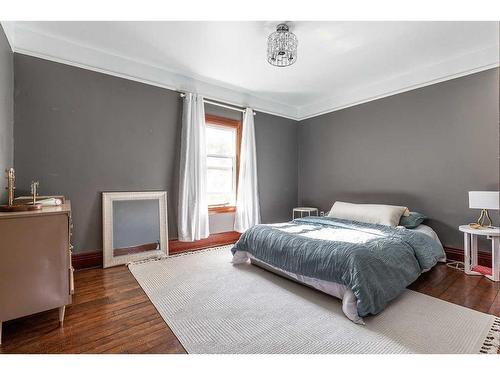 844A 4 Street Se, Medicine Hat, AB - Indoor Photo Showing Bedroom