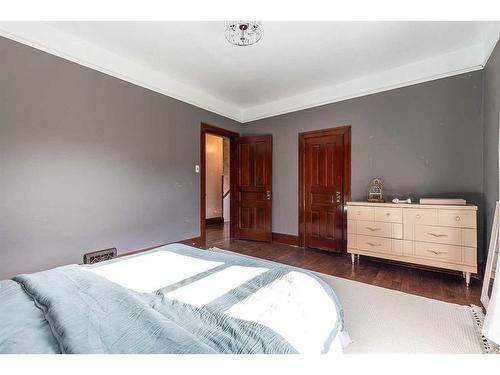 844A 4 Street Se, Medicine Hat, AB - Indoor Photo Showing Bedroom