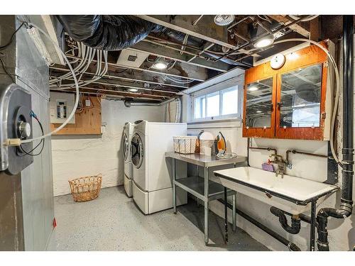 844A 4 Street Se, Medicine Hat, AB - Indoor Photo Showing Laundry Room