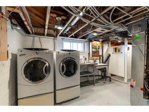 844A 4 Street Se, Medicine Hat, AB - Indoor Photo Showing Laundry Room