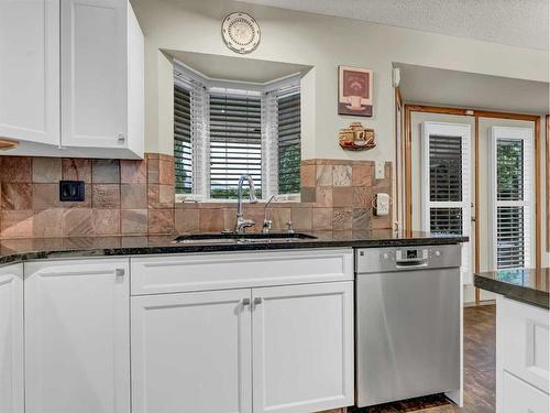 155 Shannon Drive Se, Medicine Hat, AB - Indoor Photo Showing Kitchen