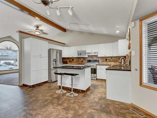 155 Shannon Drive Se, Medicine Hat, AB - Indoor Photo Showing Kitchen