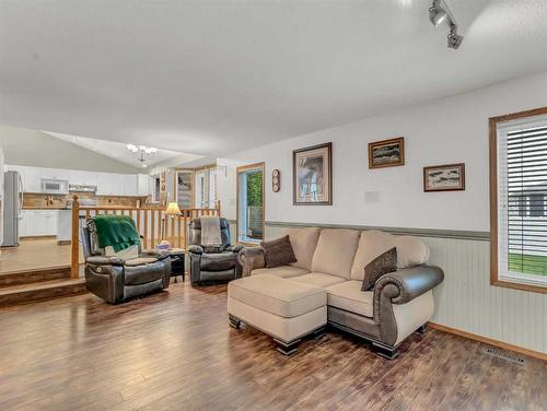 155 Shannon Drive Se, Medicine Hat, AB - Indoor Photo Showing Living Room