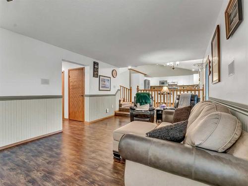 155 Shannon Drive Se, Medicine Hat, AB - Indoor Photo Showing Living Room