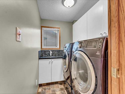 155 Shannon Drive Se, Medicine Hat, AB - Indoor Photo Showing Laundry Room