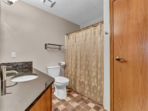 155 Shannon Drive Se, Medicine Hat, AB - Indoor Photo Showing Bathroom