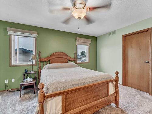 155 Shannon Drive Se, Medicine Hat, AB - Indoor Photo Showing Bedroom