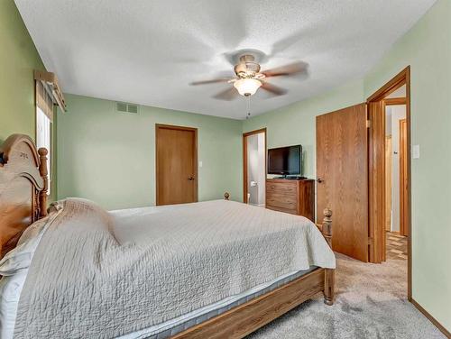 155 Shannon Drive Se, Medicine Hat, AB - Indoor Photo Showing Bedroom