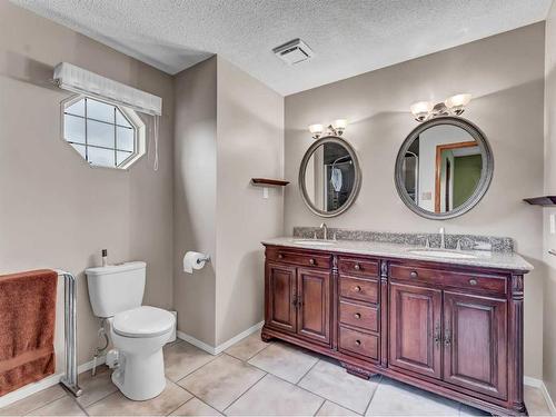 155 Shannon Drive Se, Medicine Hat, AB - Indoor Photo Showing Bathroom