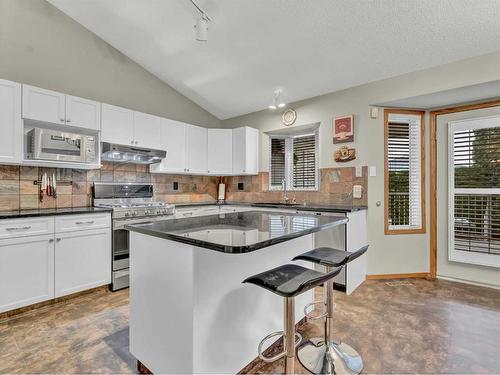 155 Shannon Drive Se, Medicine Hat, AB - Indoor Photo Showing Kitchen