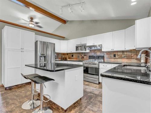 155 Shannon Drive Se, Medicine Hat, AB - Indoor Photo Showing Kitchen With Double Sink