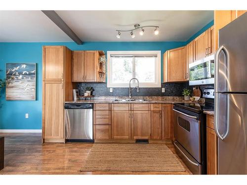 34 Gray Crescent Nw, Medicine Hat, AB - Indoor Photo Showing Kitchen With Double Sink