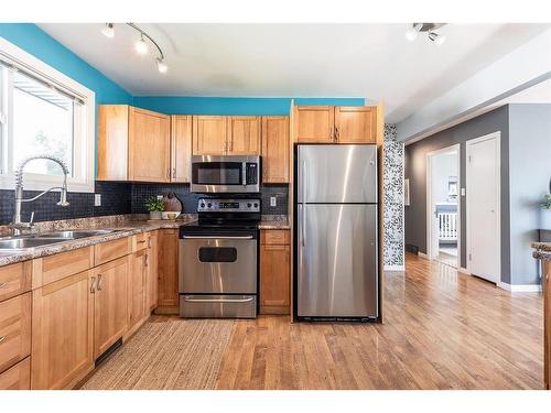 34 Gray Crescent Nw, Medicine Hat, AB - Indoor Photo Showing Kitchen With Double Sink