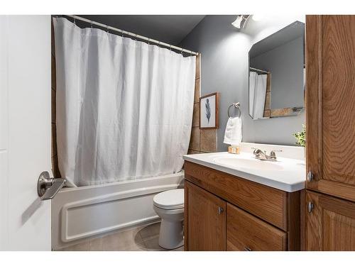 34 Gray Crescent Nw, Medicine Hat, AB - Indoor Photo Showing Bathroom