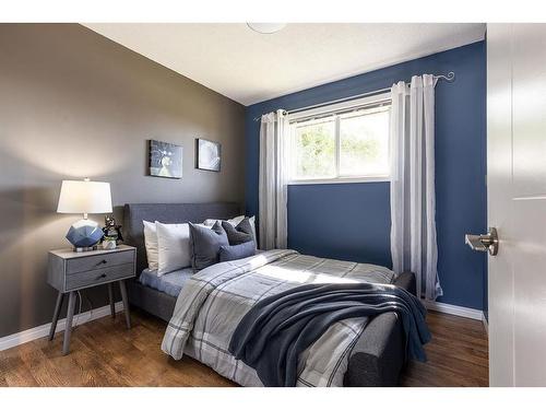 34 Gray Crescent Nw, Medicine Hat, AB - Indoor Photo Showing Bedroom