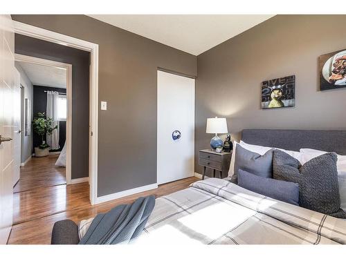 34 Gray Crescent Nw, Medicine Hat, AB - Indoor Photo Showing Bedroom