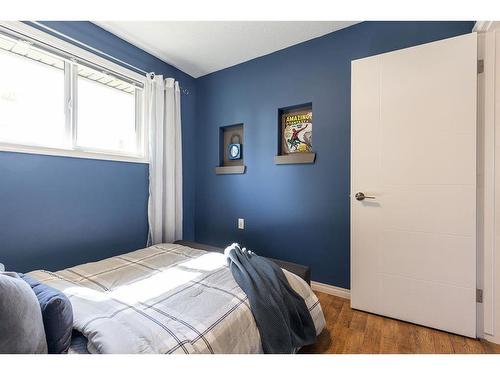 34 Gray Crescent Nw, Medicine Hat, AB - Indoor Photo Showing Bedroom