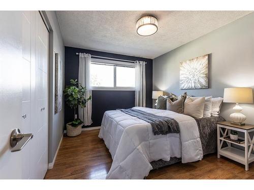 34 Gray Crescent Nw, Medicine Hat, AB - Indoor Photo Showing Bedroom