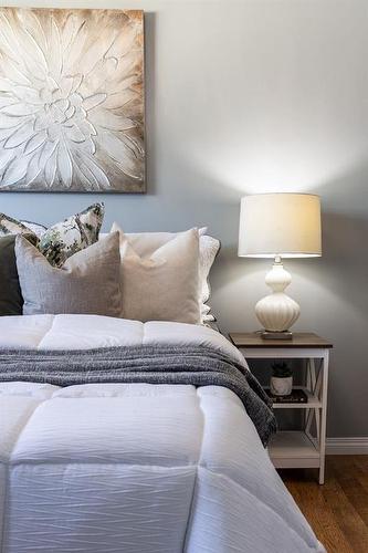 34 Gray Crescent Nw, Medicine Hat, AB - Indoor Photo Showing Bedroom