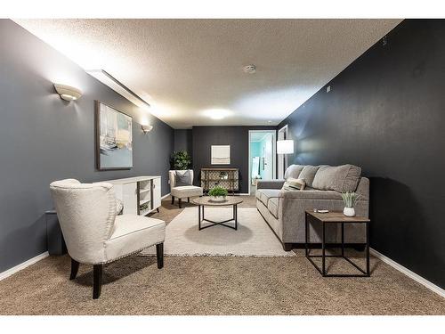 34 Gray Crescent Nw, Medicine Hat, AB - Indoor Photo Showing Living Room