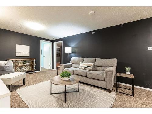 34 Gray Crescent Nw, Medicine Hat, AB - Indoor Photo Showing Living Room