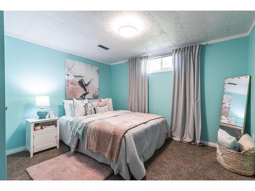 34 Gray Crescent Nw, Medicine Hat, AB - Indoor Photo Showing Bedroom