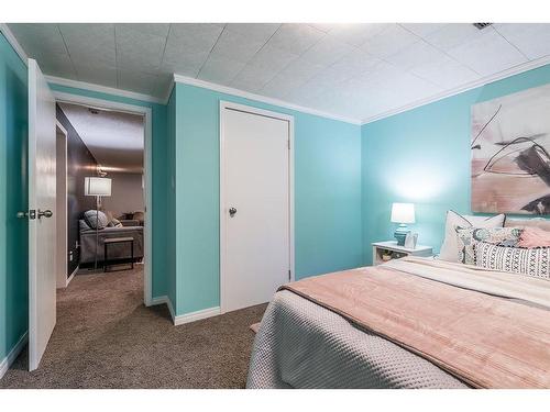 34 Gray Crescent Nw, Medicine Hat, AB - Indoor Photo Showing Bedroom