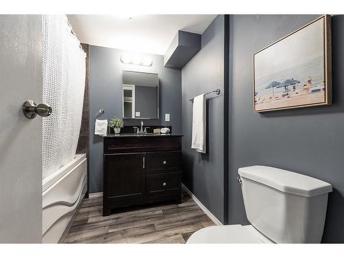 34 Gray Crescent Nw, Medicine Hat, AB - Indoor Photo Showing Bathroom