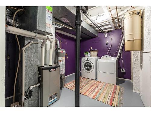 34 Gray Crescent Nw, Medicine Hat, AB - Indoor Photo Showing Laundry Room