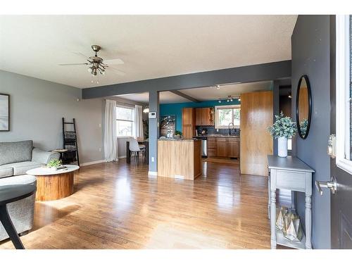 34 Gray Crescent Nw, Medicine Hat, AB - Indoor Photo Showing Living Room