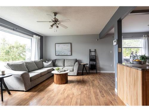 34 Gray Crescent Nw, Medicine Hat, AB - Indoor Photo Showing Living Room