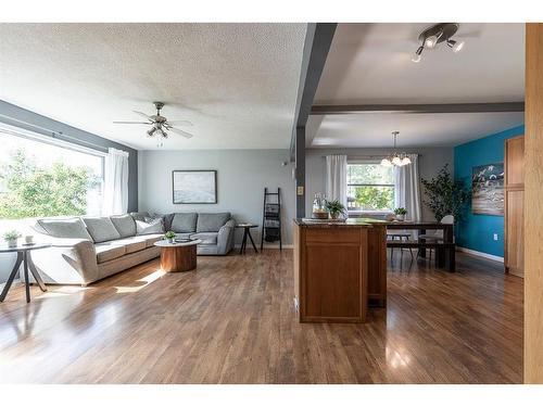 34 Gray Crescent Nw, Medicine Hat, AB - Indoor Photo Showing Living Room