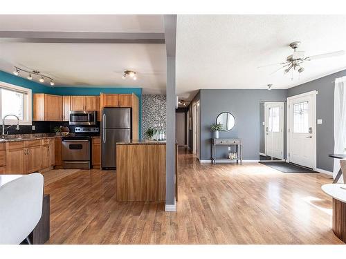 34 Gray Crescent Nw, Medicine Hat, AB - Indoor Photo Showing Kitchen